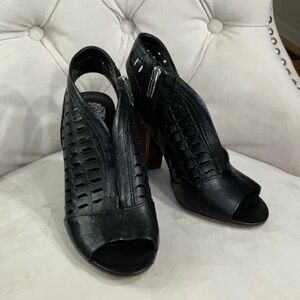 Black leather Vince Camuto heels / sandals size 6